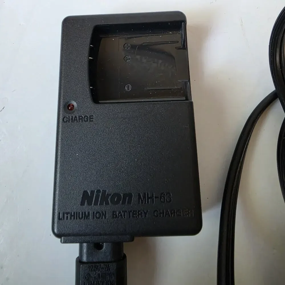 Nikon Coolpix S220 Digital Camera Plum Charger 3 Batteries 3X Zoom 10.0 MP